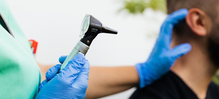 doktor i pacijent spremni za orl pregled