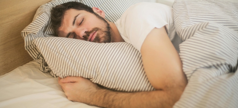 Muškarac spava