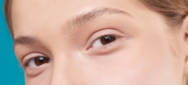 zena sa braon ocima nakokon mezoterapije podocnjaka 