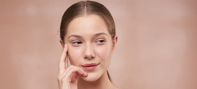 Zsrecna zena se pita sta je mezoterapija lica 