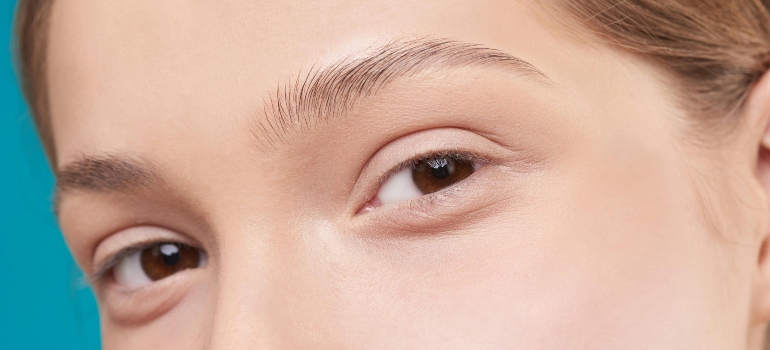 Devojka sa braon očima