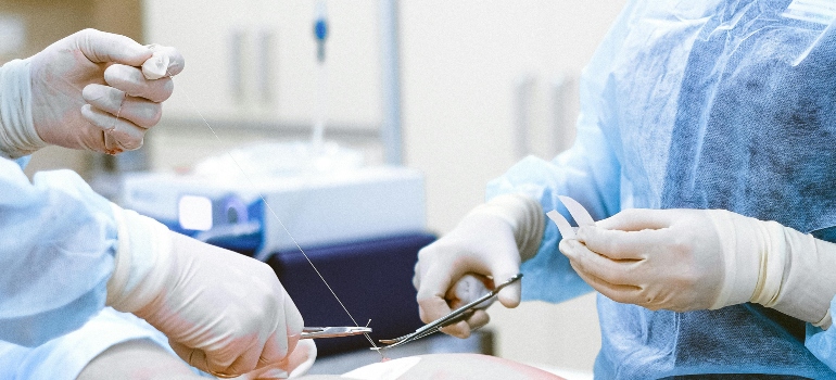 Doktori izvode hrkanje operaciju