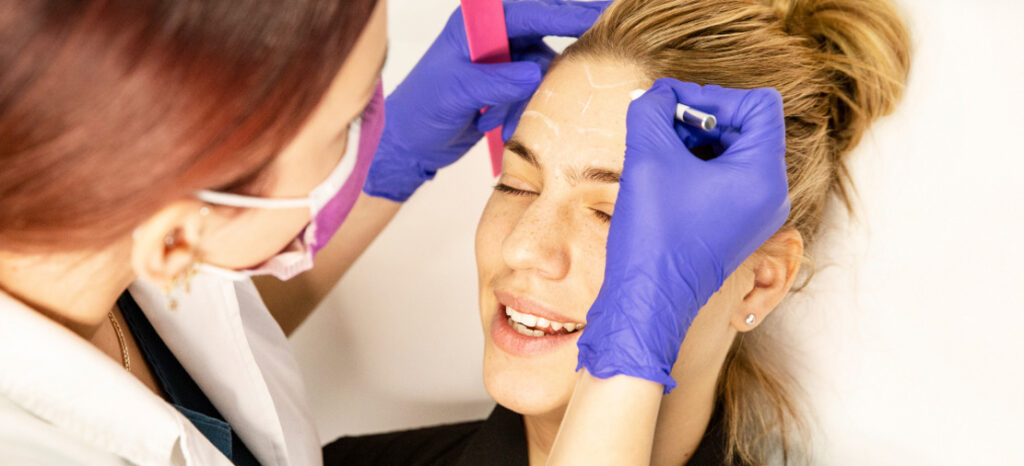 Dr Sara Prlja vrsi pripremu za tretman 