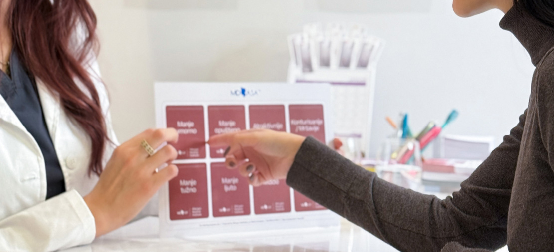 pacijent pokazuje sta zeli od tretmana 