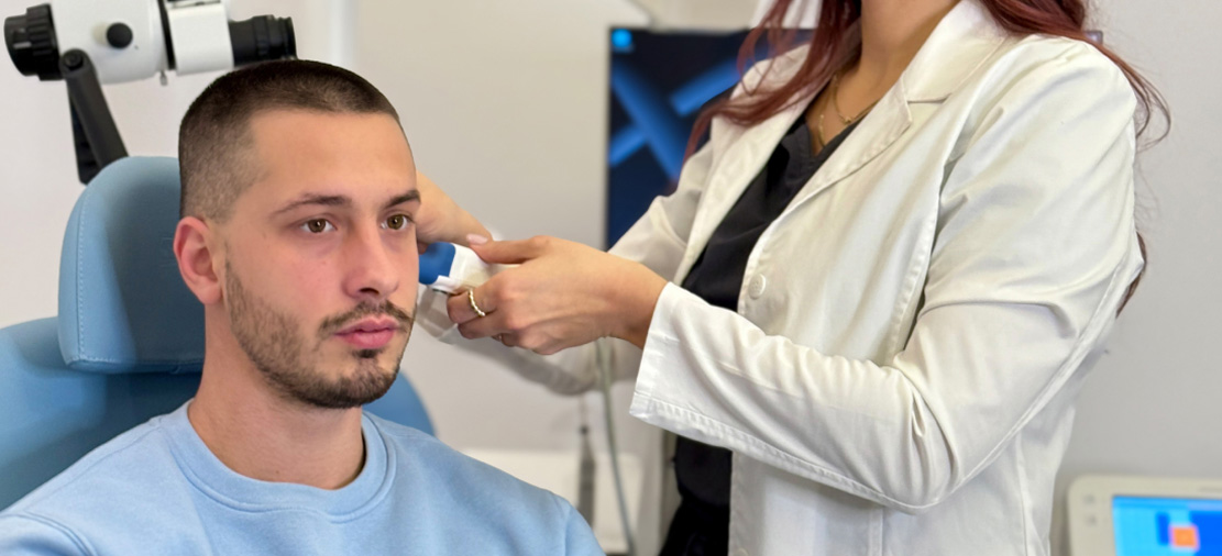 pacijent na pregledu za lečenje tinitusa