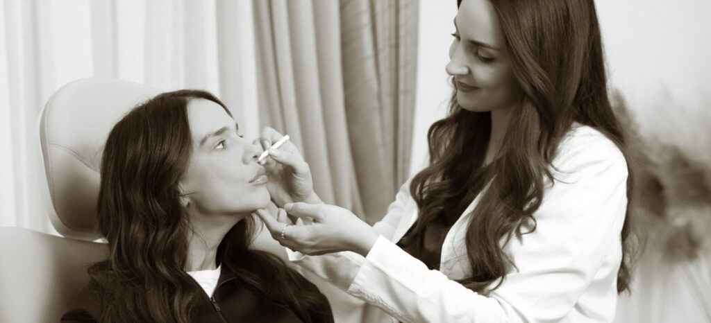 Dr Sara Prlja i pacijent razgovaraju o tome sta su hijaluronski fileri