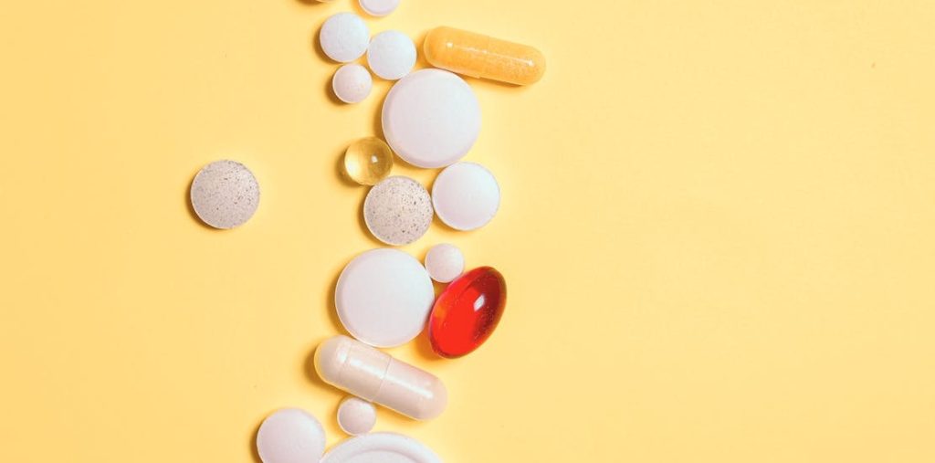 lekovi na zutoj povrsini 