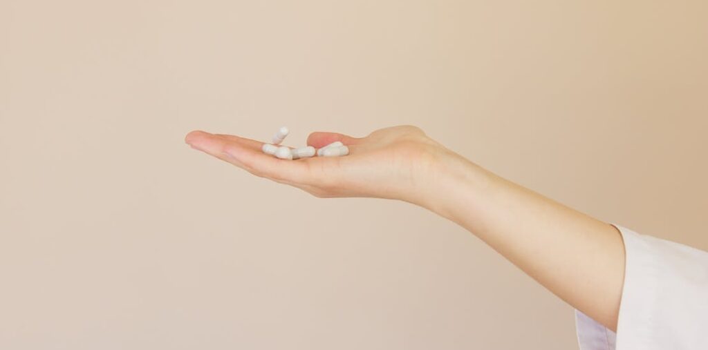 zenska osoba u ruci drzi suplemente