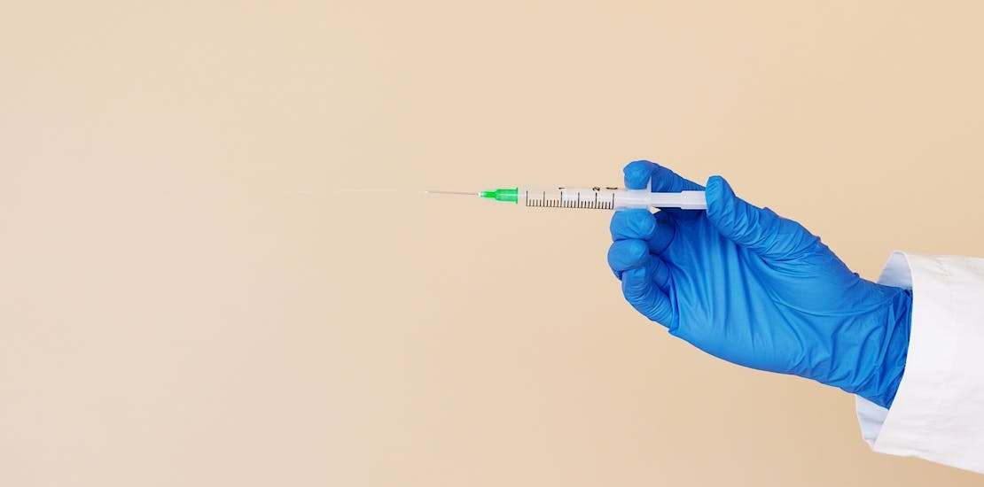 osoba drzi spric spreman za hijaluronidazu 