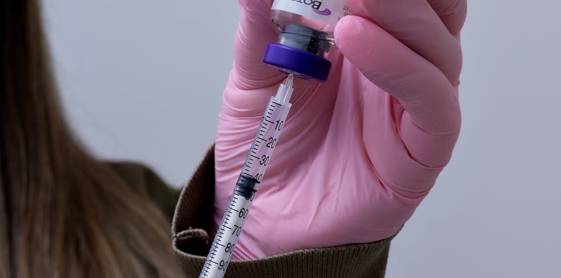 doktor priprema injekciju botoksa 