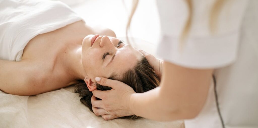 zena na tretmanu razgovara sa strucnjakom kako poboljšati proizvodnju kolagena