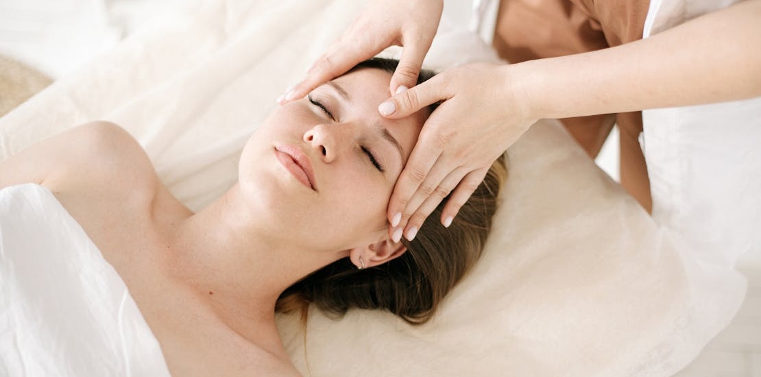 zena lezi pre biorevitalizacije lica