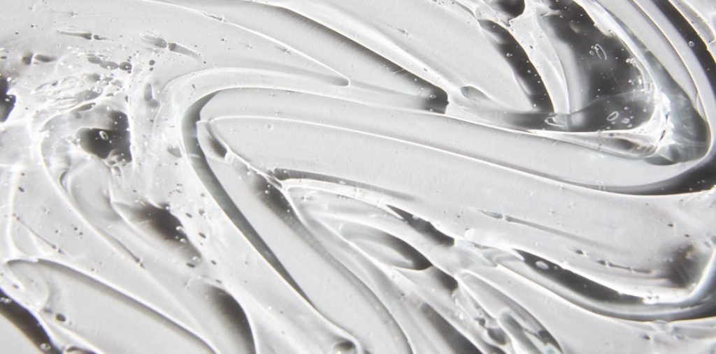 galasta tecnost na beloj povrsini 