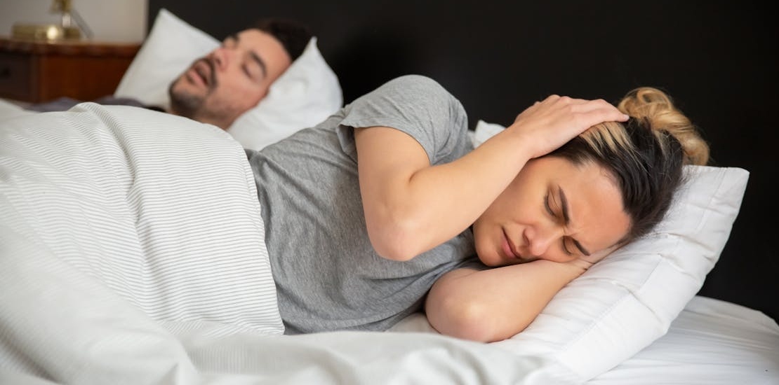 zena ne moze da spava od hrkanja partnera koje izazivaju polipi u nosu