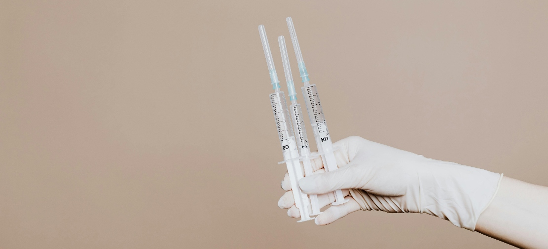 Шприцы в руке.