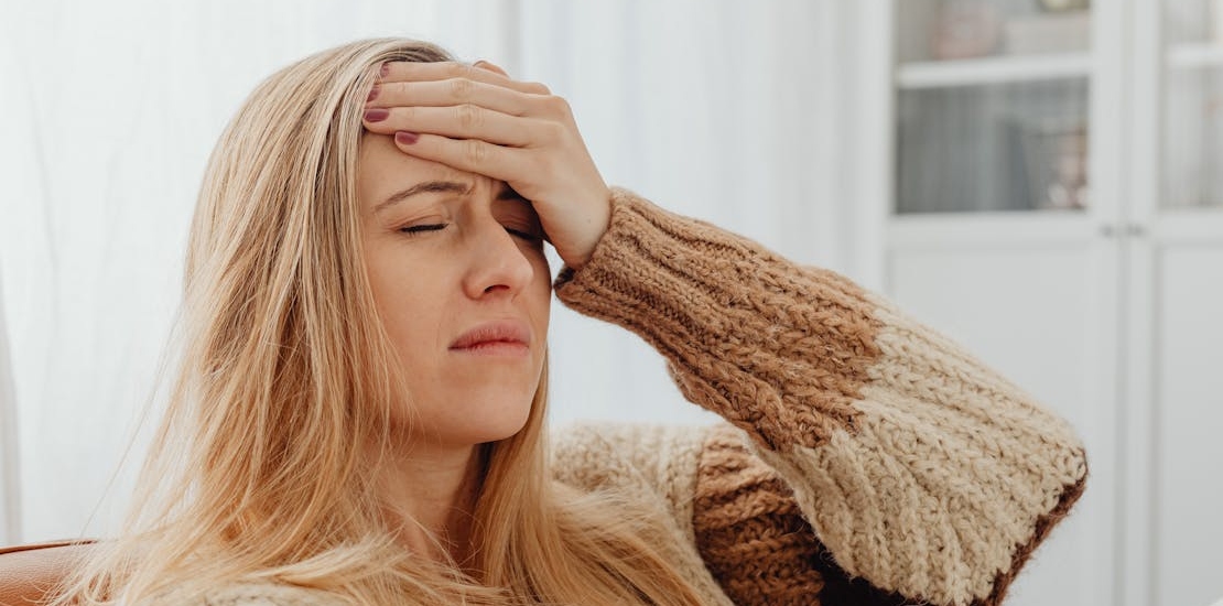  žena se drži za glavu jer je muci upala sinusa 