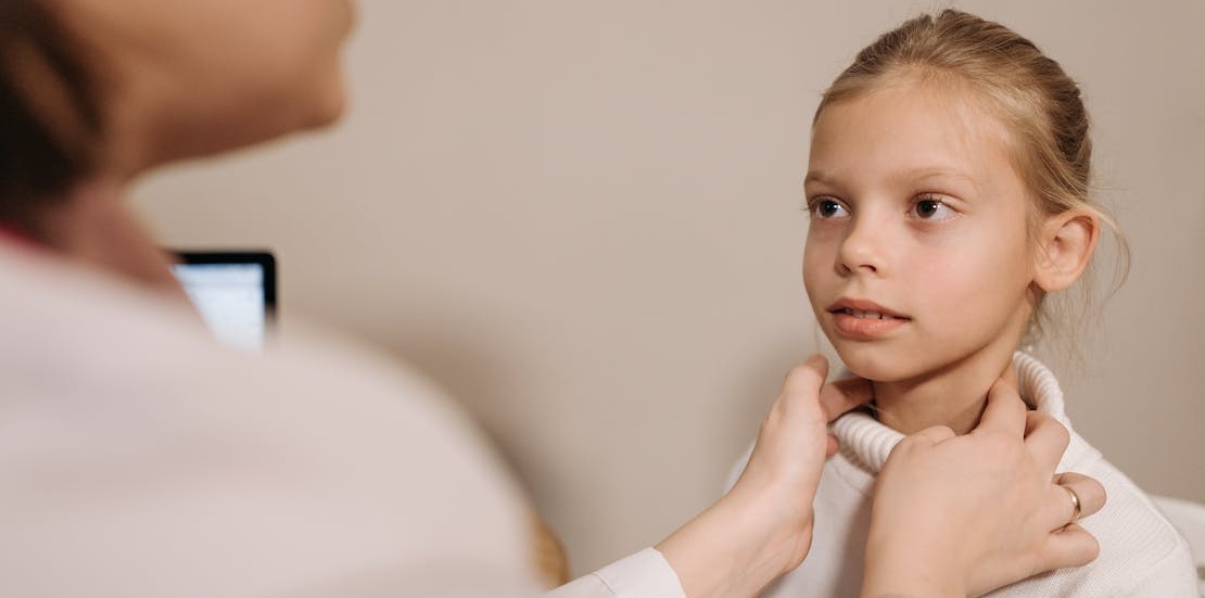 devojcica na pregledu 