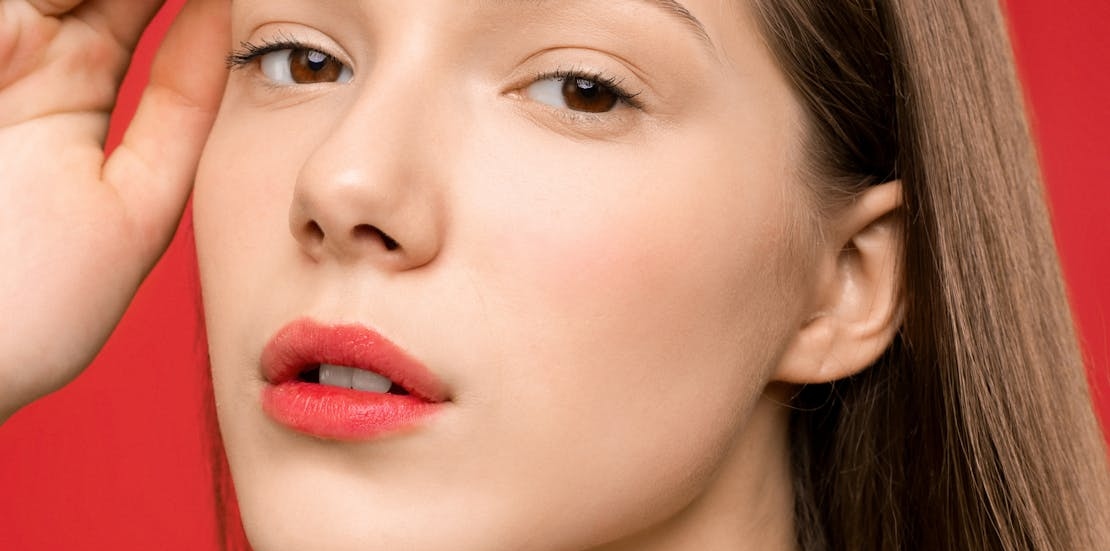 devojka nakon tretmana co2 laserom 