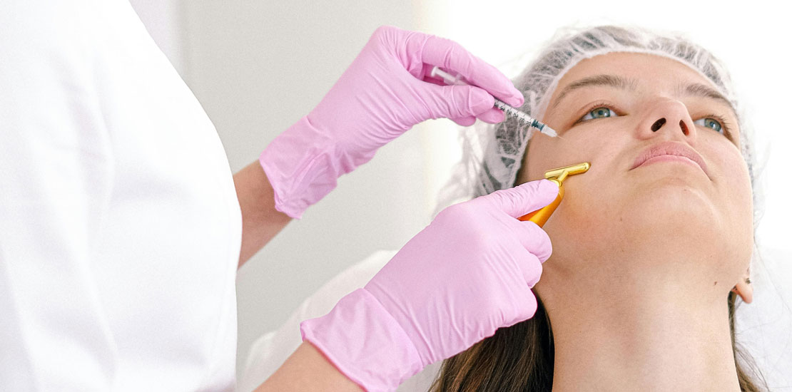 zena koja radi tretman lica