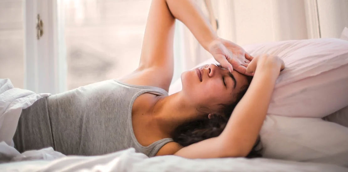 zena koja lezi u krevetu zbog vrtoglavice