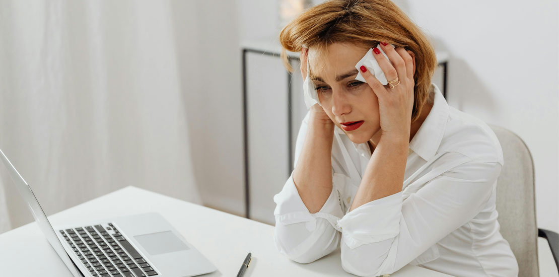 zena koja se drzi za glavu