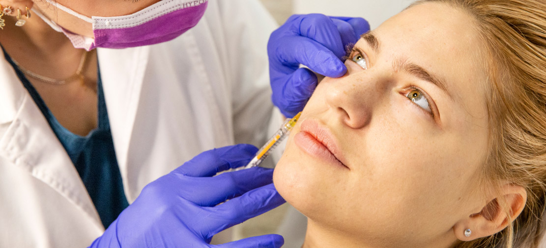 devojka radi Juvederm Volite tretman lica