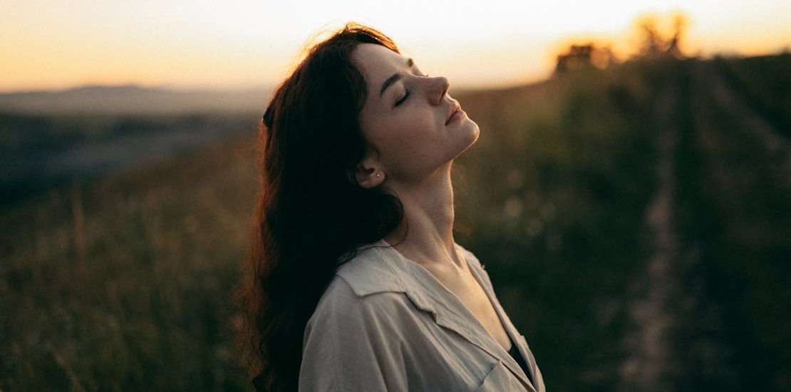 Osoba uživa na svežem vazduhu