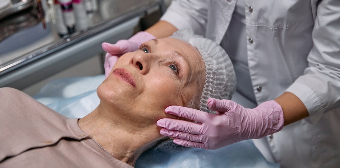 Женщина на косметической процедуре