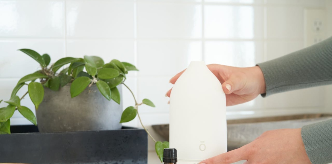 žena sipa vodu u ovlaživač prostorija 