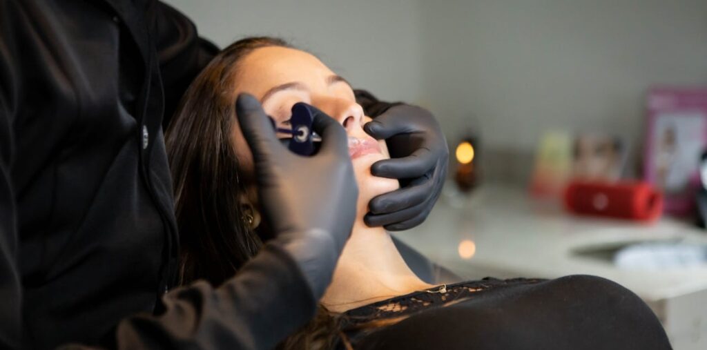 doktor ubrizgava filere devojci u usne 