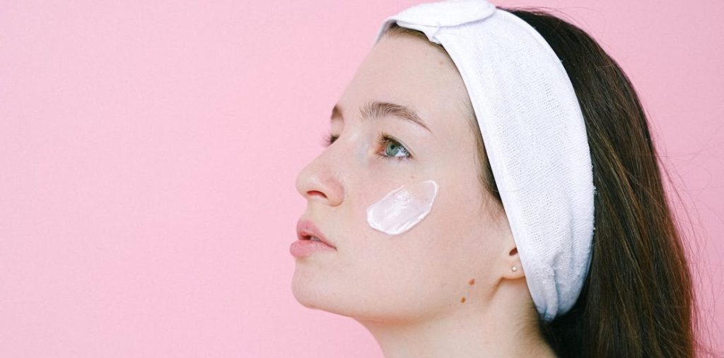 devojka sa kremom na licu se pita kako se postize savršena koža za venčanje