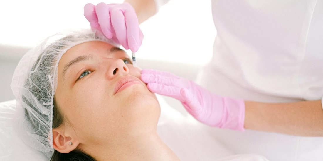 žena na profhilo tretmanu lica