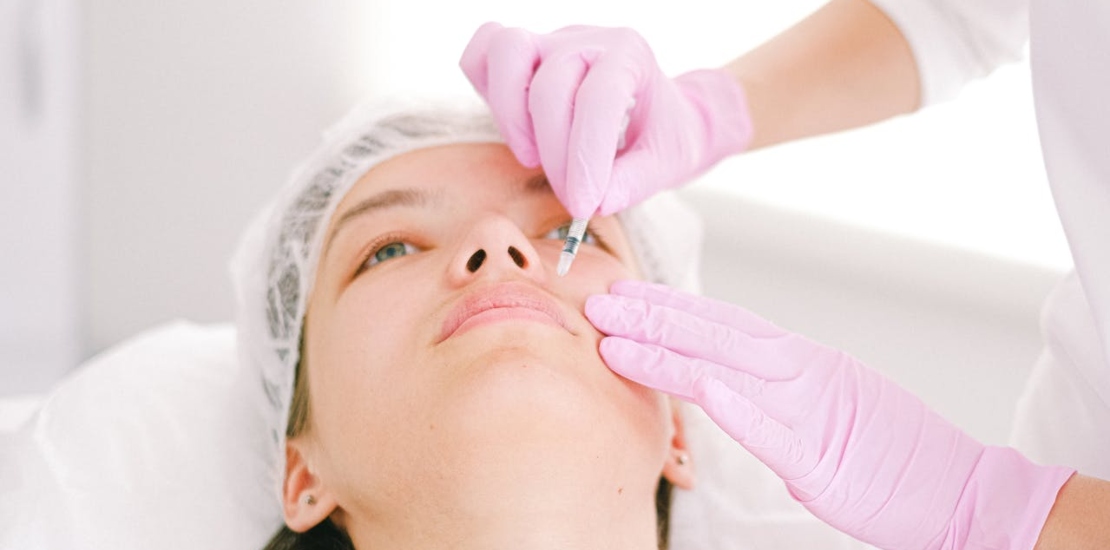 žena na tretmanu filerima