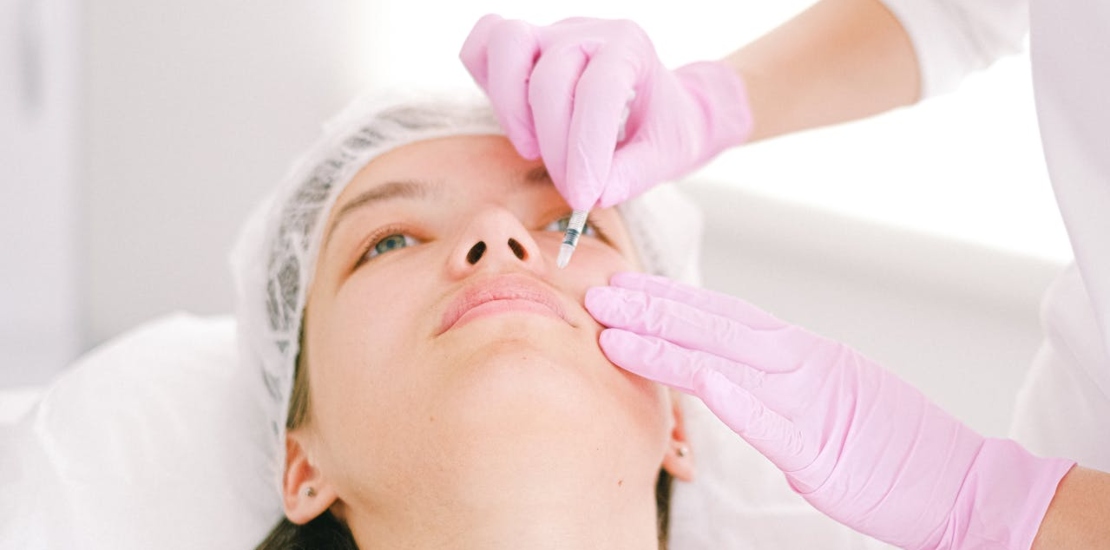 devojka na Cellbooster tretmanu lica