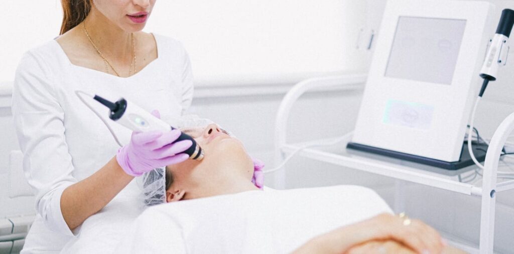 Женщина на лазерной процедуре для лица