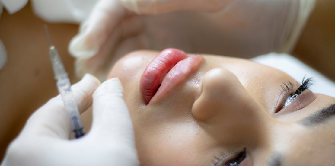 žena spremna za filere u usnama