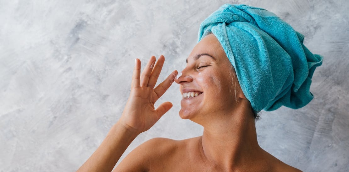 zena stavlja kremu na lice da da koža lica u menopauzi izgleda lepše i zdravije