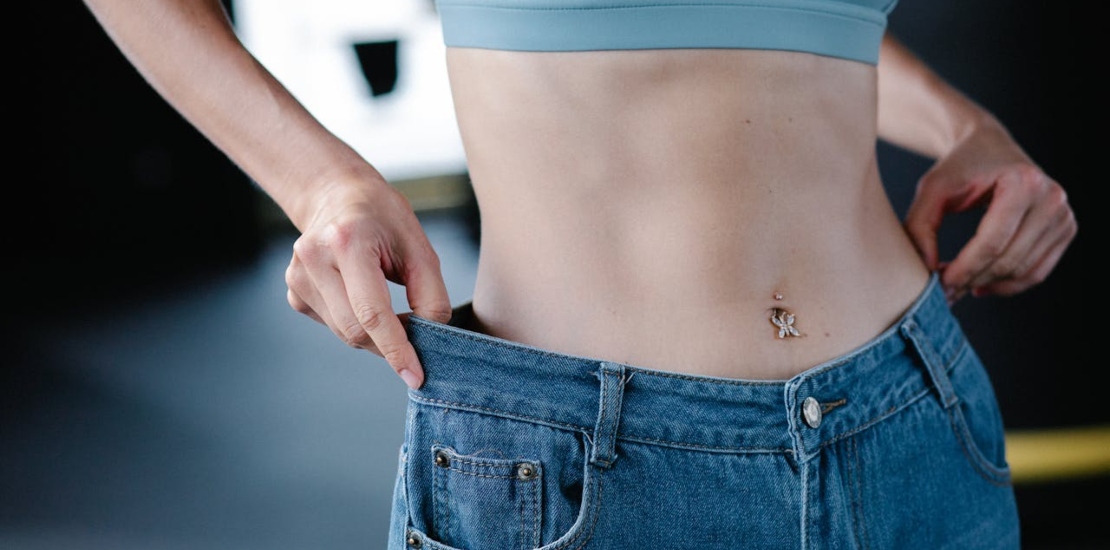 stomak žene u farmerkama 