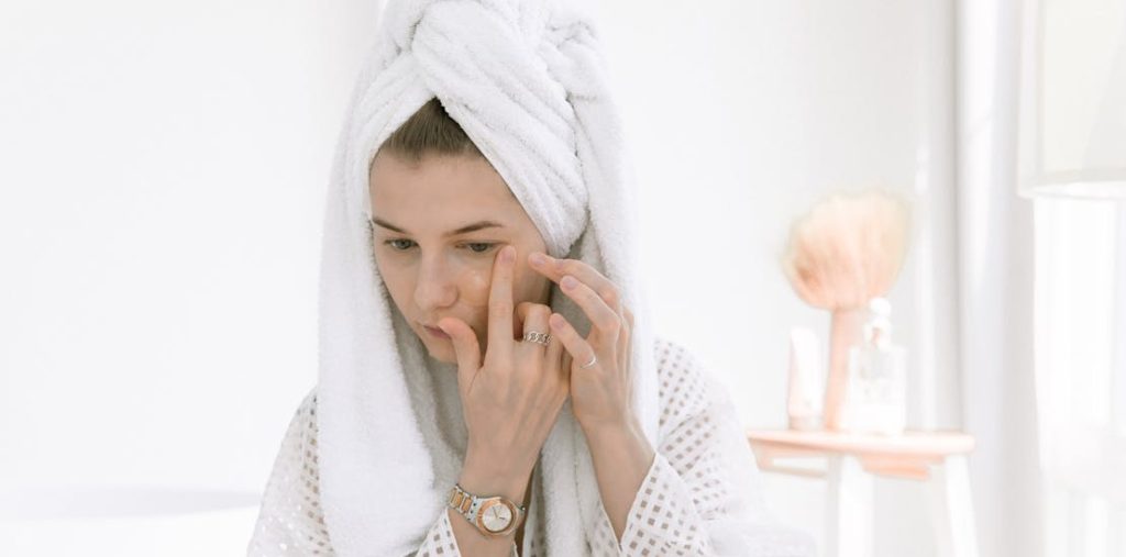 devojka nanosi masku na lice i misli kako podočnjaci nisu svi isti