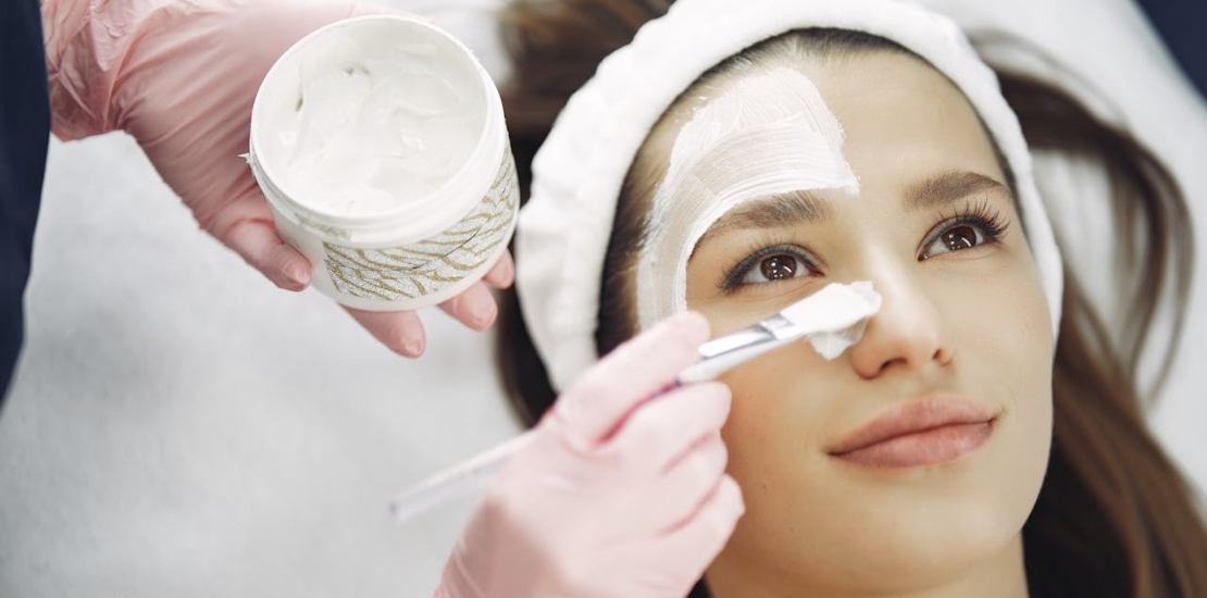 devojka na tretmanu lica