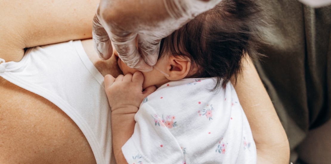 lekar pregleda bebi uho