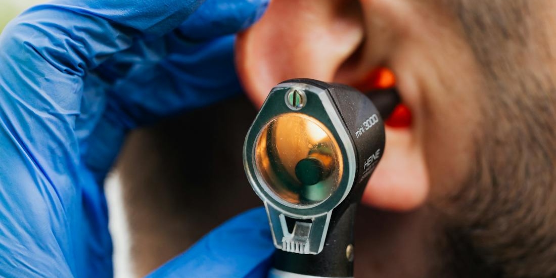 ORL specijalista vrši pregled uha otoskopom jer sumnja da pacijent ima holesteatom (kolesteatom)