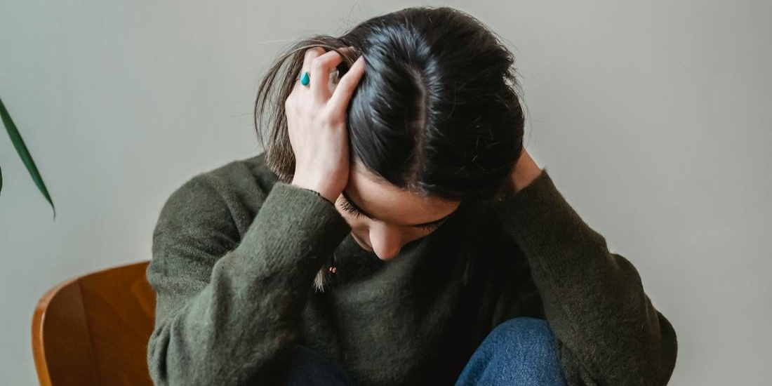 Žena oseća nelagodnost i pritisak u glavi, što može značiti da ima holesteatom (kolesteatom)