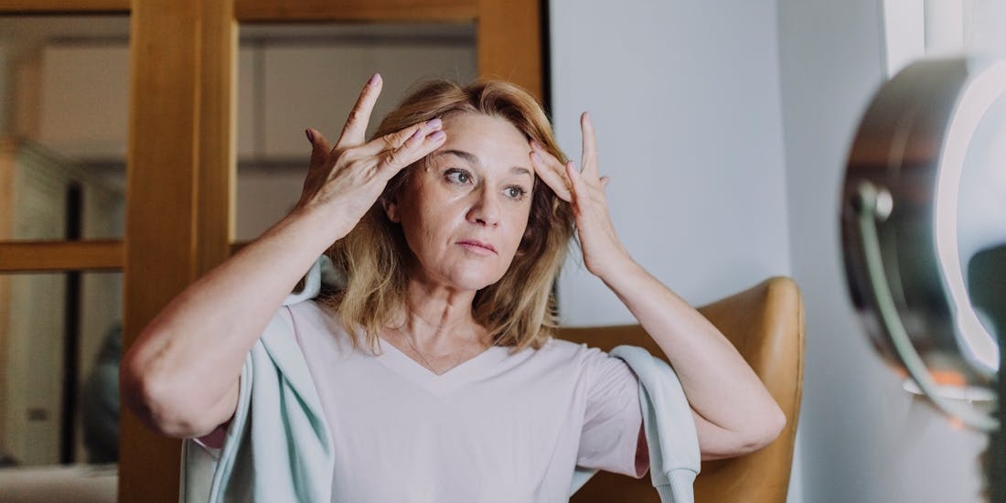 Žena srednjih godina proverava stanje svoje kože