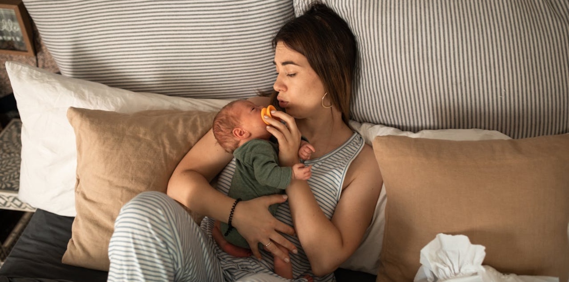 mama uspavljuje bebu