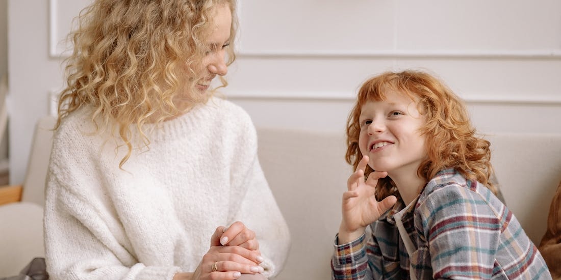 Majka razgovara sa detetom