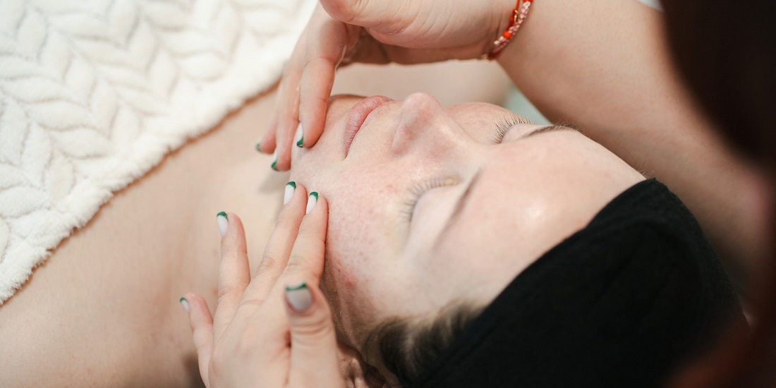 Devojka na tretmanu kože tokom kog joj stručnjaci mogu ukazati na greške u svakodnevnoj nezi kože