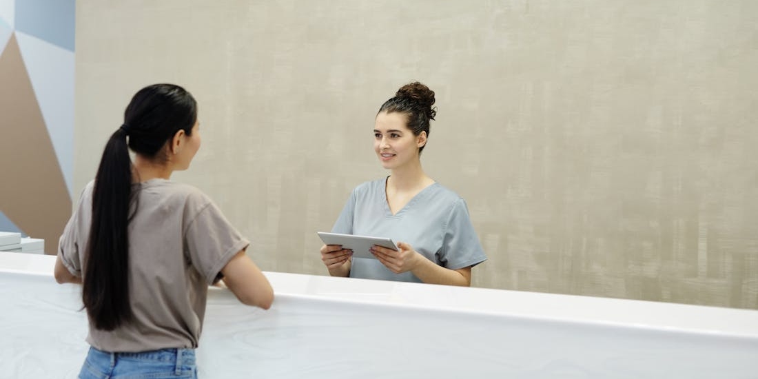 A person talks to a nurse, thinking they may have labyrinthitis (vestibular neuritis)