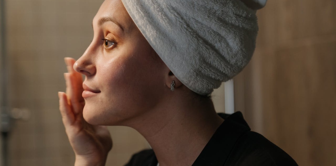 žena sa peškirom na glavi 