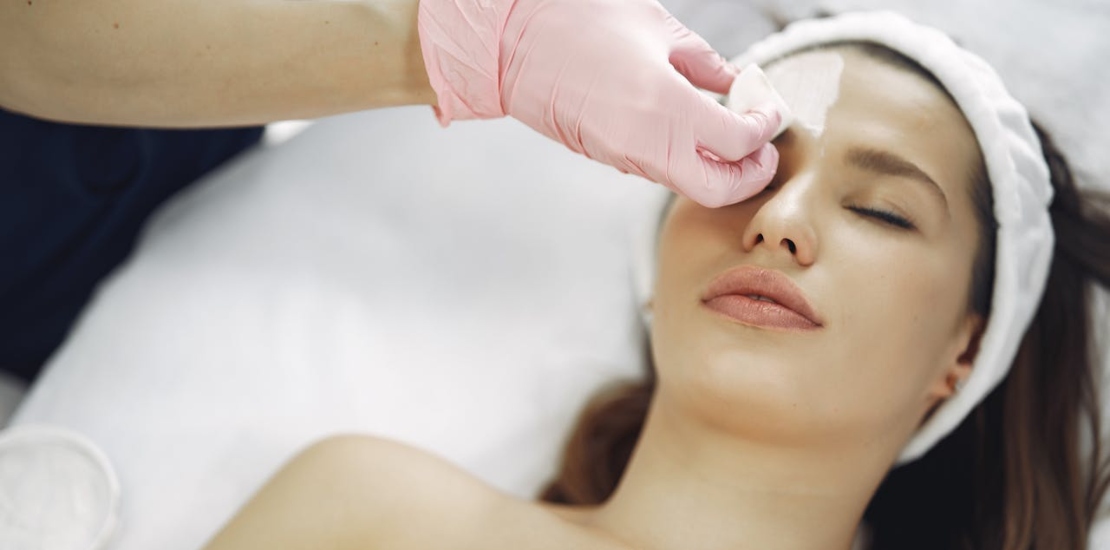 devojka kod kozmetičara na tretmanu lica 